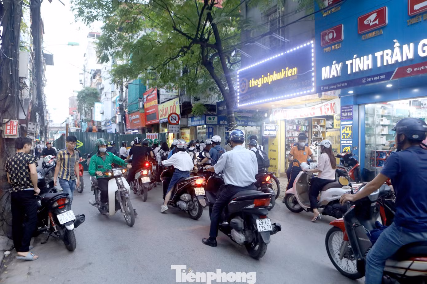 Người dân sống ở quanh khu vực phản ánh, cảnh ùn ứ giao thông xuất hiện vào mọi thời điểm trong ngày kể từ khi công trường này được dựng lên.