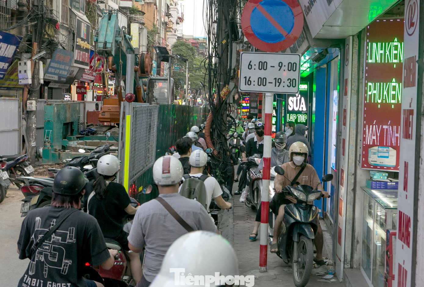 "Lô cốt" dài khoảng 200m. Với chỉ có một lối đi duy nhất, người dân chật vật mỗi khi phải lưu thông qua đây.