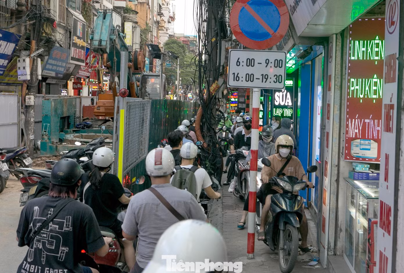 "Lô cốt" dài khoảng 200m. Với chỉ có một lối đi duy nhất, người dân chật vật mỗi khi phải lưu thông qua đây.