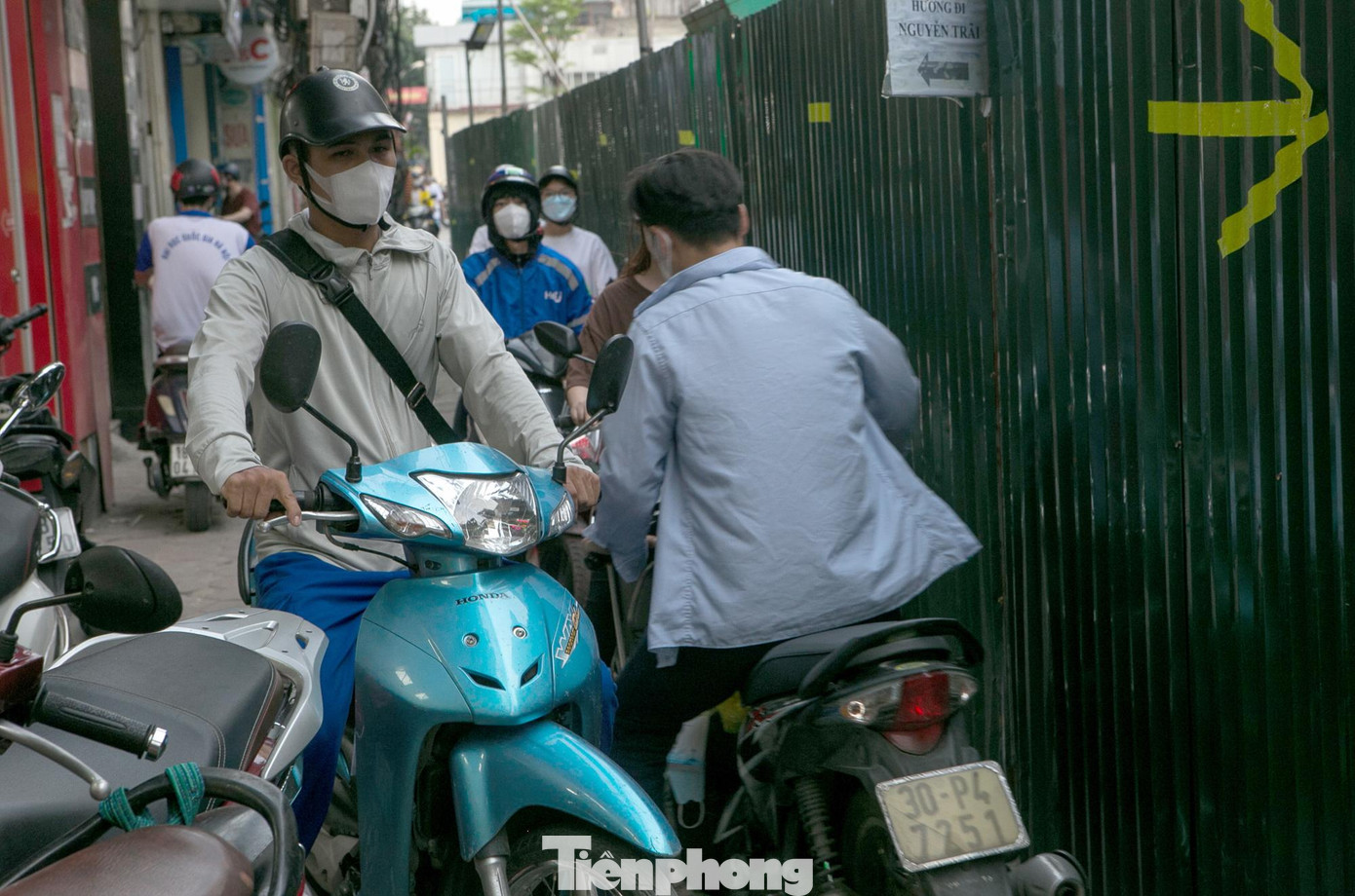 Lối đi chỉ đủ cho xe máy lưu thông một chiều, nhưng có nhiều người dân vẫn đi ngược lại và lao lên vỉa hè, khiến giao thông thường xuyên rối loạn.