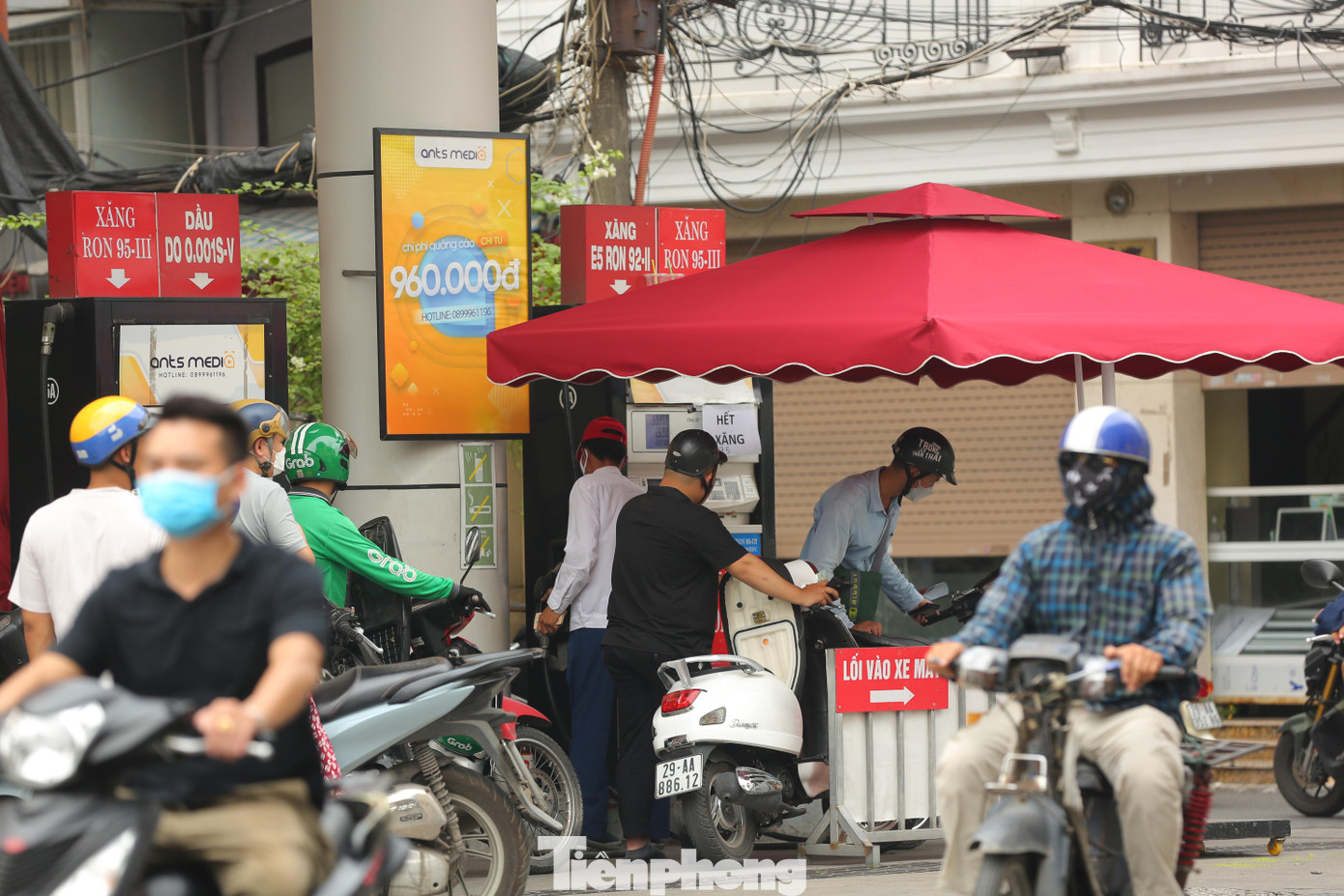 Một số cột xăng treo biển bán hết hàng khiến người dân ngỡ ngàng, một số thời điểm xuất hiện hiện tượng ùn ứ nhẹ.