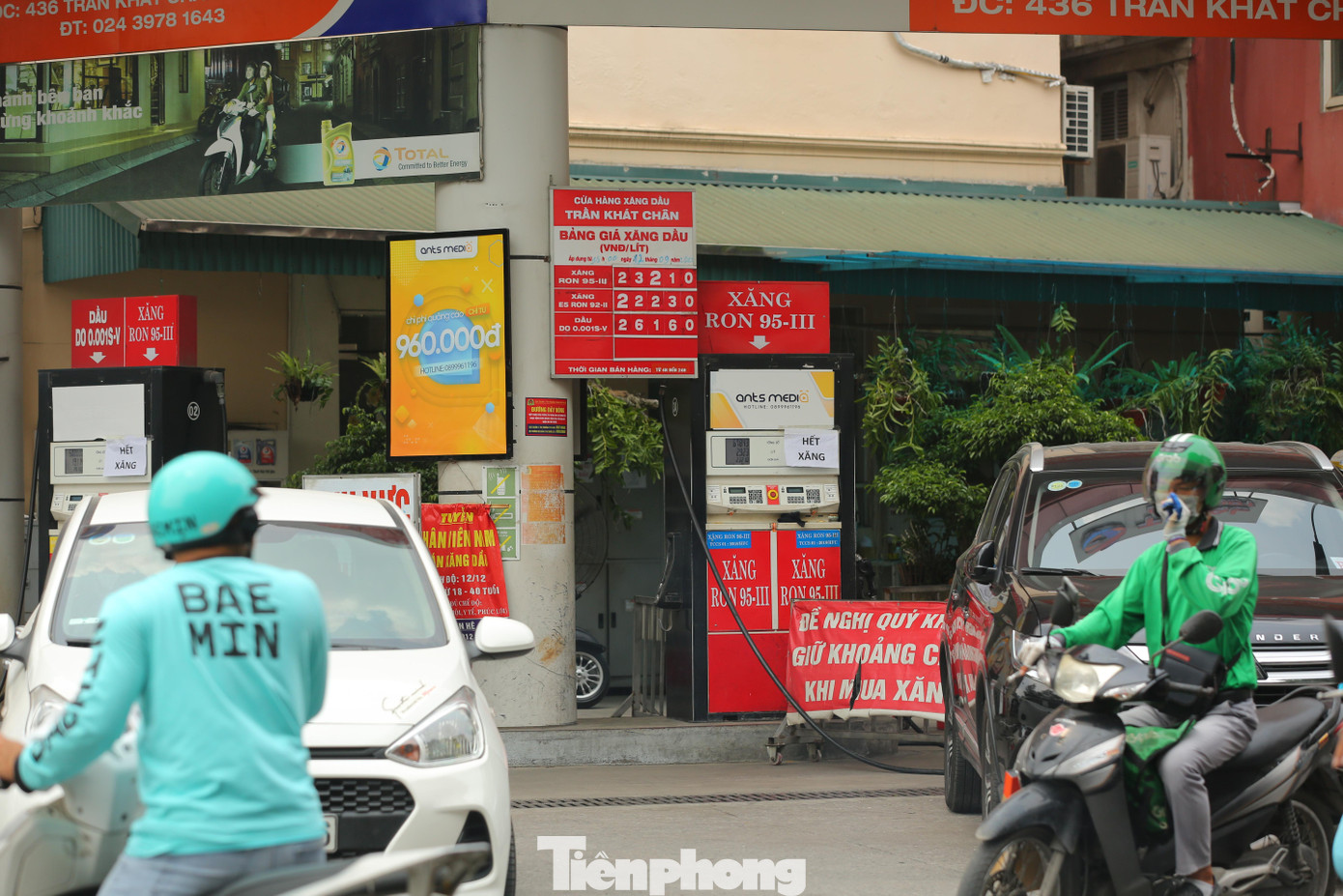 Nhiều người phải chạy khắp nơi để mua xăng.