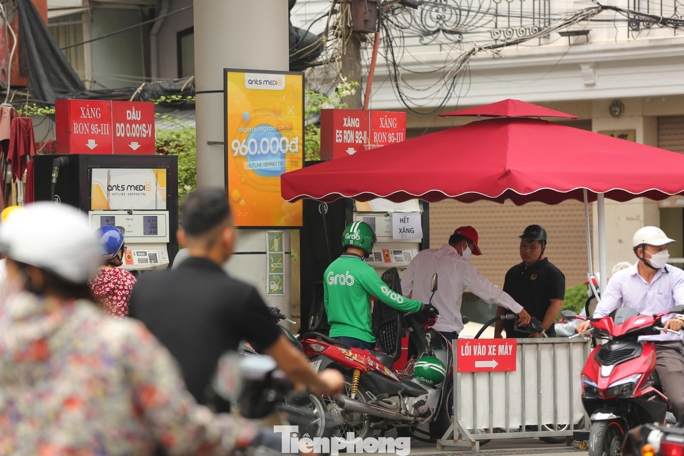 Theo ghi nhận của PV Tiền Phong, ngay tại khu vực quận Hai Bà Trưng, nhiều người dân phải xếp hàng rất lâu để đợi đến lượt đổ xăng, thậm chí phải đi qua nhiều cây xăng thuộc khu vực Thanh Nhàn, Trần Khát Chân, Nguyễn Công Trứ mới đổ được xăng.