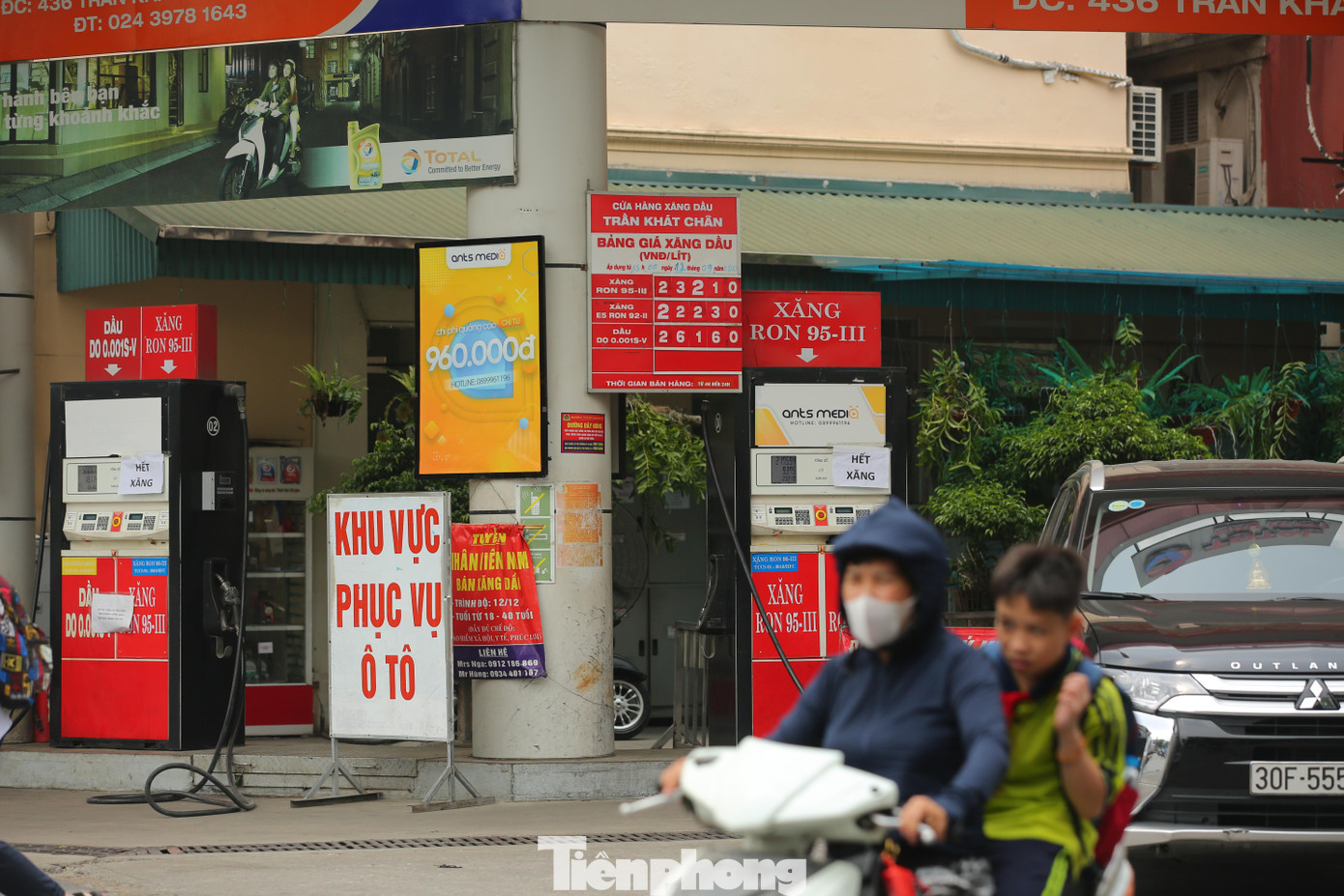 Tình trạng hết hàng xảy ra nhưng chính nhân viên cây xăng cũng không biết bao giờ có hàng bán trở lại.
