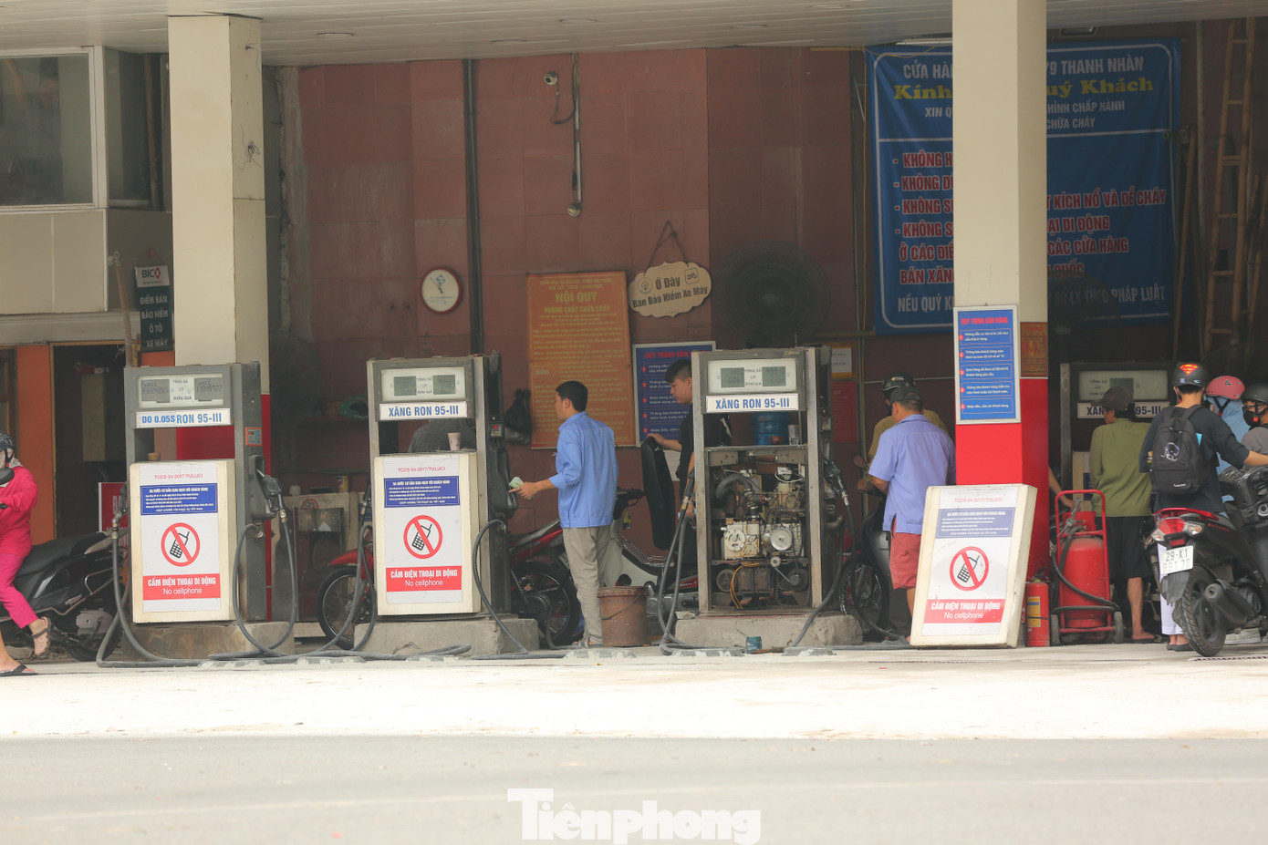 Thời điểm trưa 20/9, cột xăng tại cửa hàng xăng Thanh Nhàn đang được tháo ra sửa chữa.