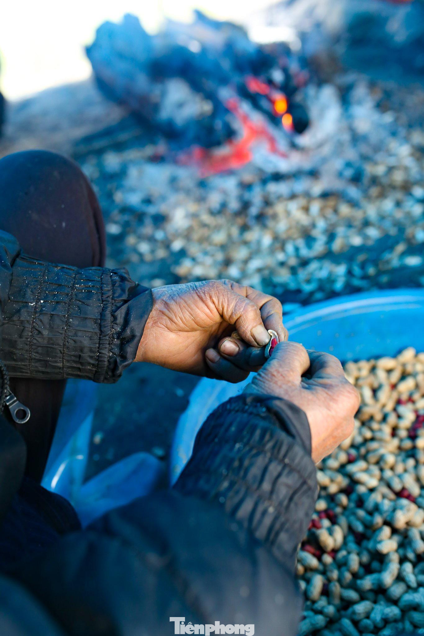 Người dân mưu sinh trong cái lạnh cắt da cắt thịt.