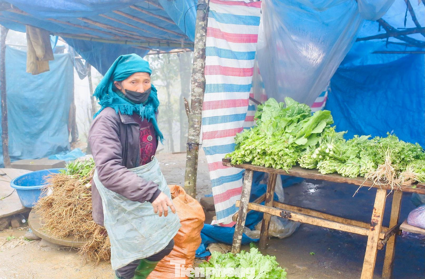 "Ít người mua lắm. Trời lạnh mọi người cũng ít ra đường, khách du lịch cũng lên đây ít hơn. Tôi ngồi bán từ sáng sớm mà chưa có người mua", cô Lý A Xưa nói.