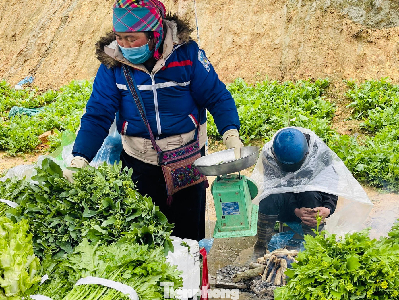 Đống lửa được nhóm bằng lõi ngô là thứ không thể thiếu của người dân vùng cao trong những ngày lạnh giá.