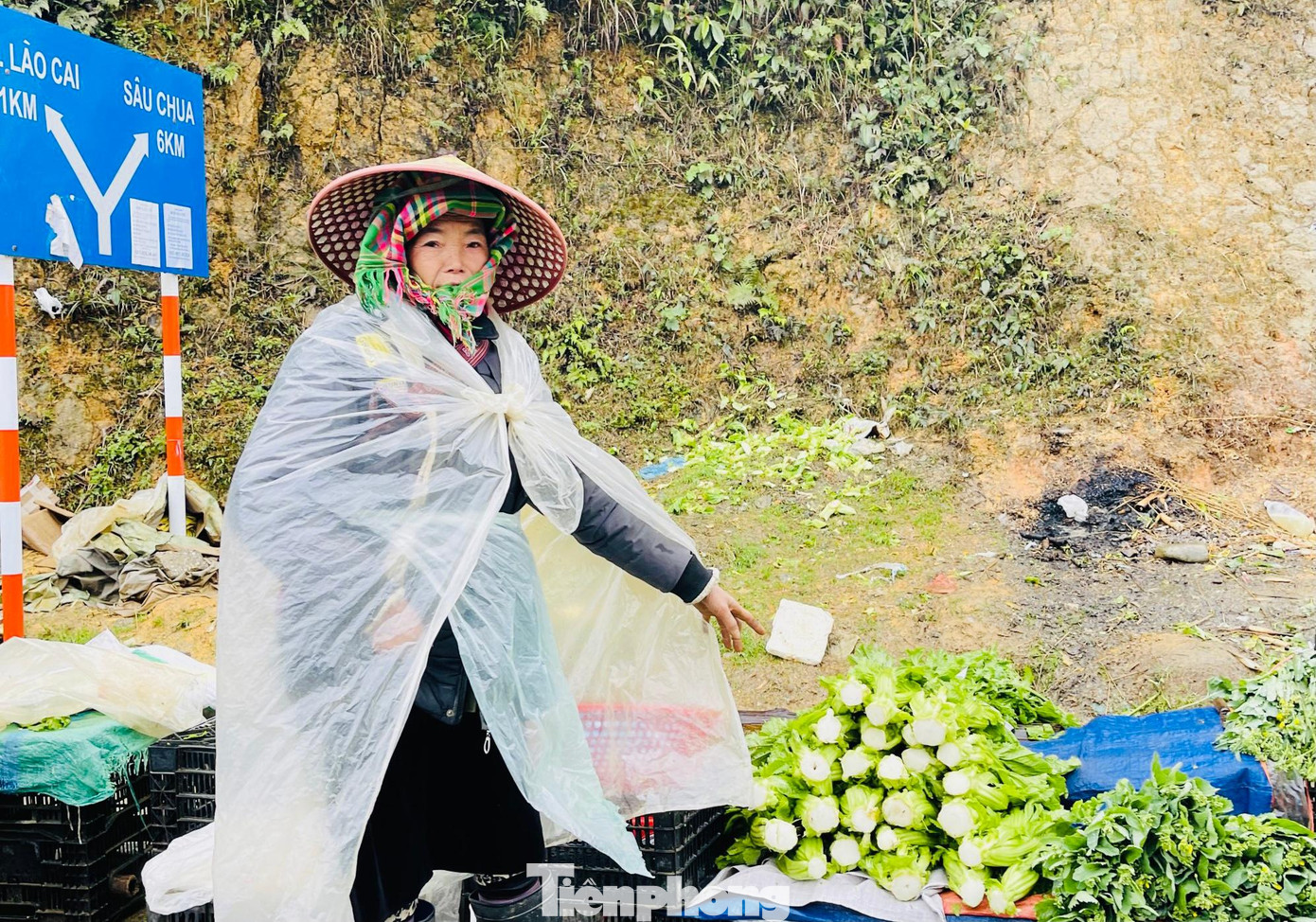 Bà Mảy chia sẻ: "Lâu lắm rồi chúng tôi mới đón đợt không khí lạnh khắc nghiệt như thế này. Nhưng công việc thì không thể dừng được".