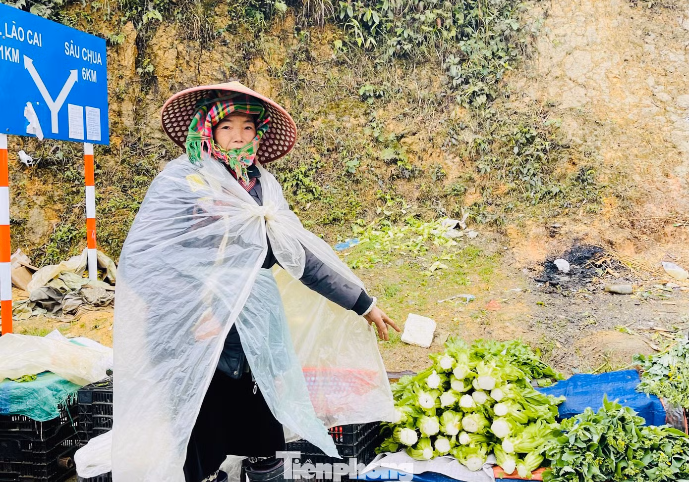 Bà Mảy chia sẻ: "Lâu lắm rồi chúng tôi mới đón đợt không khí lạnh khắc nghiệt như thế này. Nhưng công việc thì không thể dừng được".