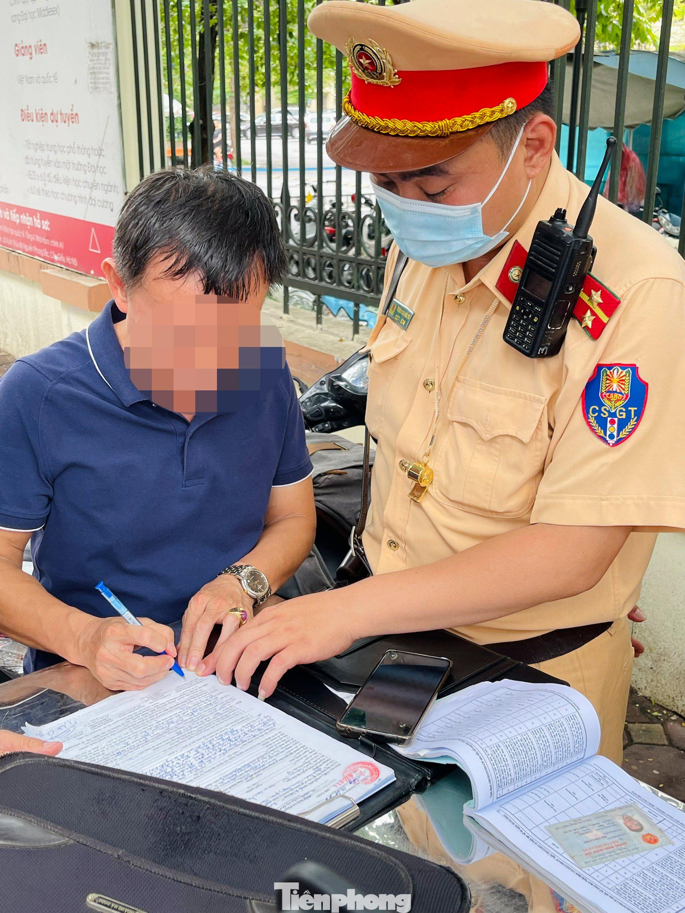 Anh B..X.H nhà ở quận Cầu Giấy chia sẻ: "Tôi đi đưa hồ sơ cho cậu em ở quán bia T.H, chỉ có uống có 1,2 cốc bia giao lưu". Tuy nhiên tại thời điểm kiểm tra, anh H đo nồng độ là 0,209mg/l khí thở".