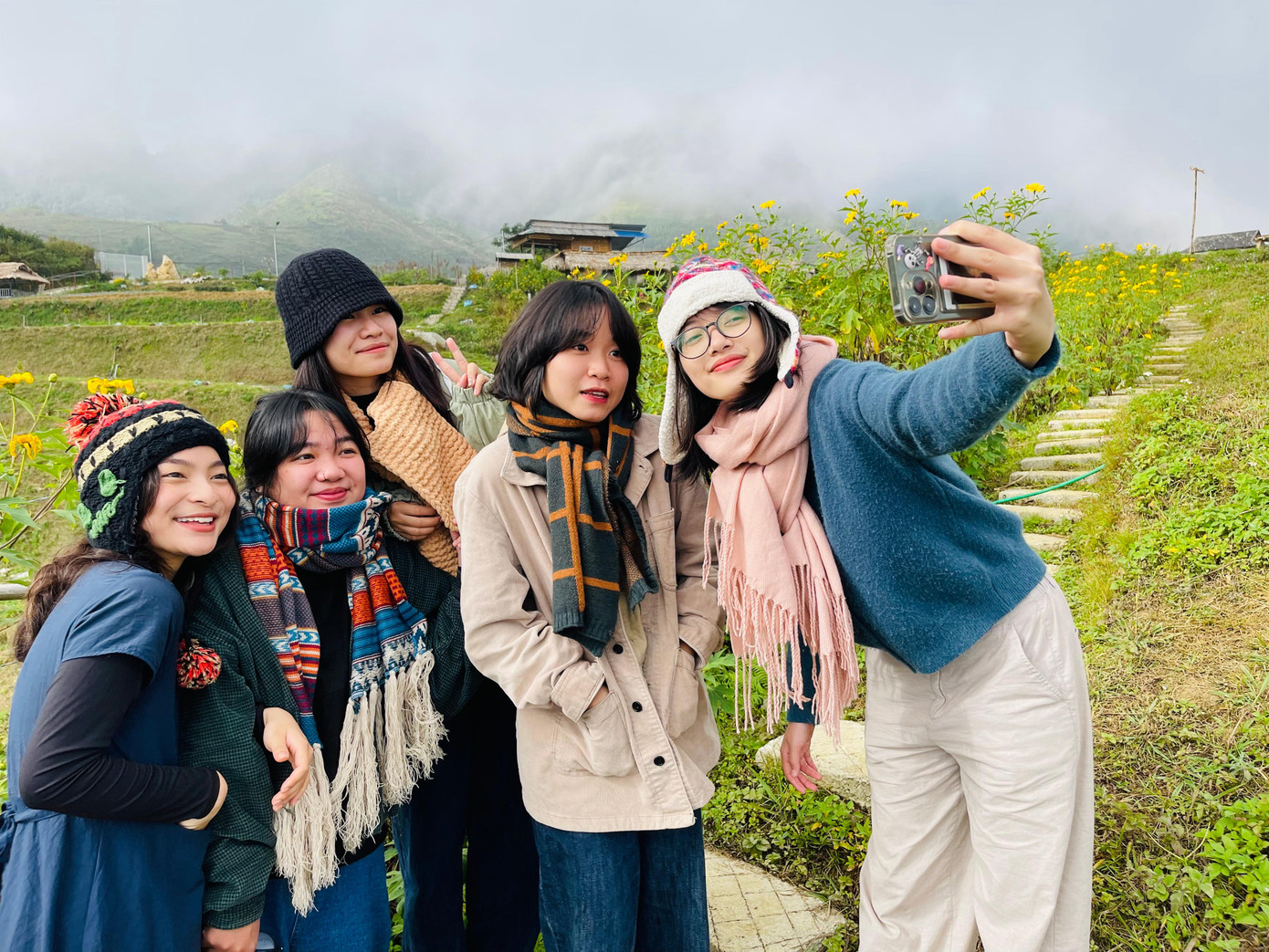 Một nhóm bạn trẻ vượt gần 200km từ Hà Nội lên cắm trại và "săn mây".