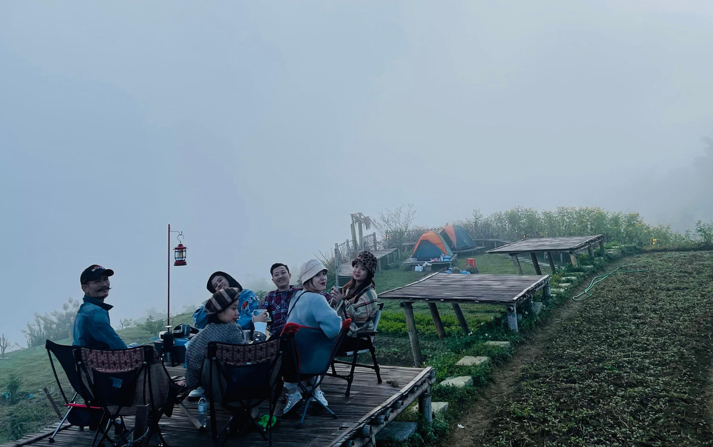 Du khách thích thú trải nghiệm cảm giác bồng bềnh trong "biển mây".