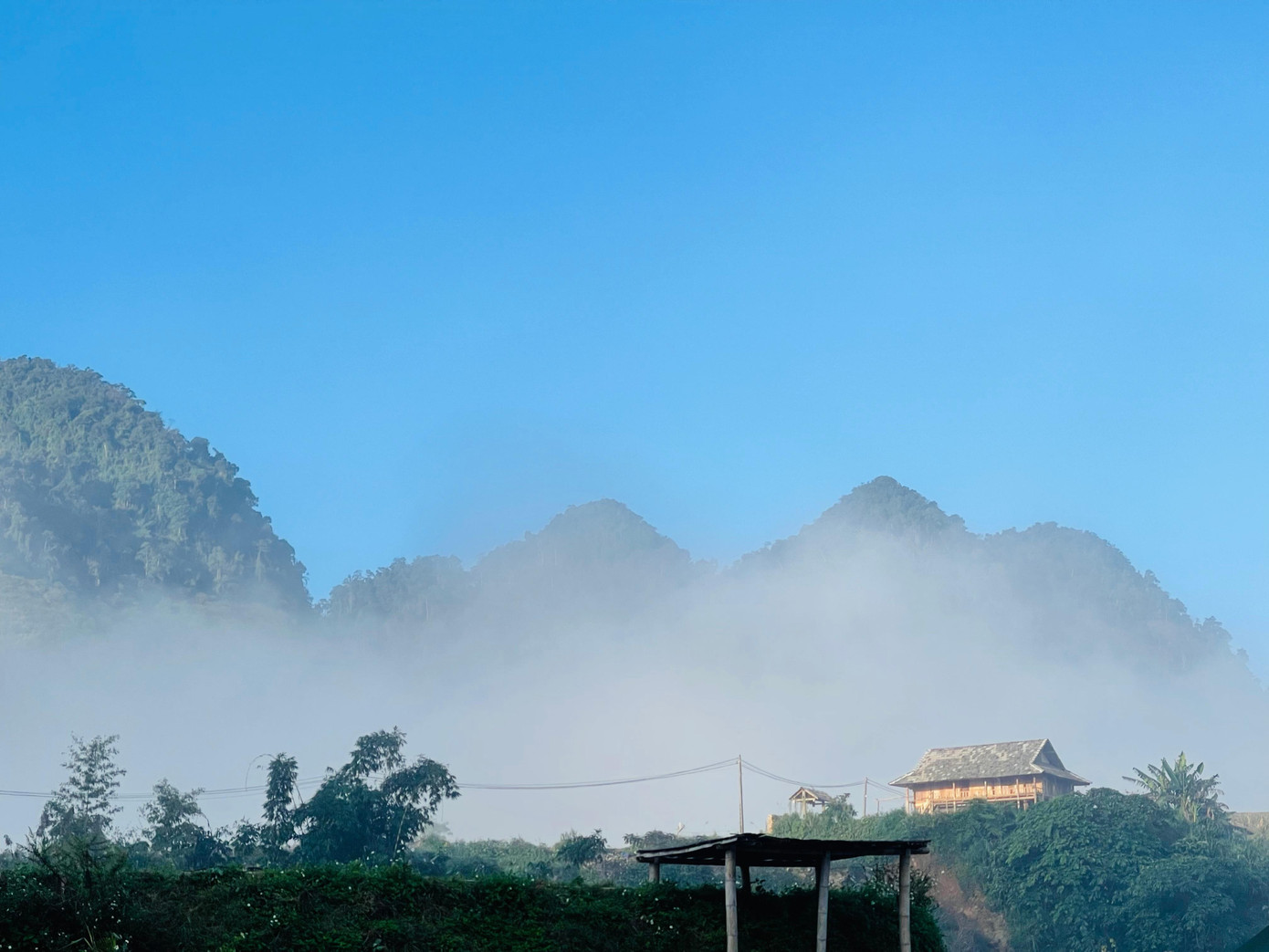 Bản làng bồng bềnh mờ ảo trong "biển mây".