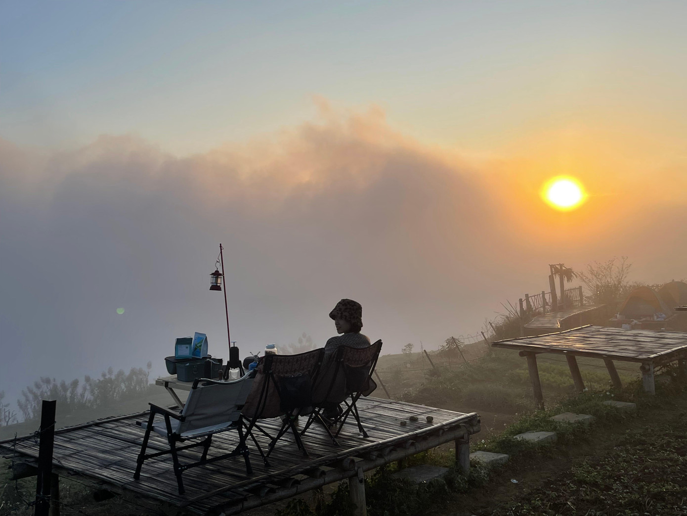 Đến bản Nà Bai, giới trẻ có cơ hội khám phá thiên nhiên hùng vĩ và tận hưởng bầu không khí trong lành.