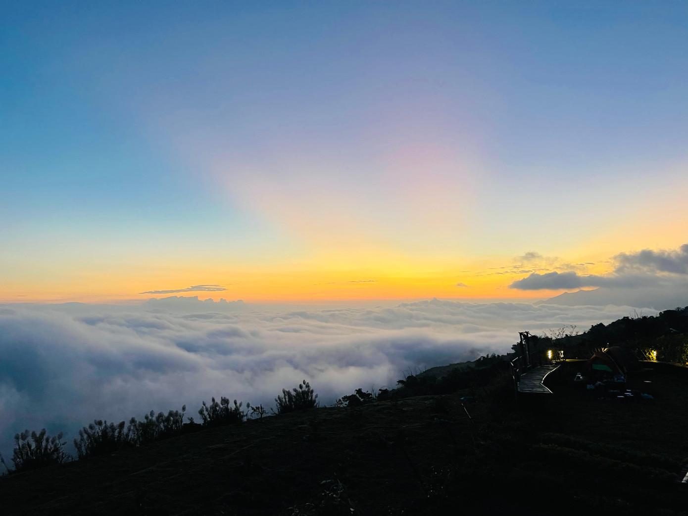 Có thể ngắm nhìn những "biển mây" bát ngát, bao quanh núi đồi từ độ cao hơn 800 m so với mực nước biển.