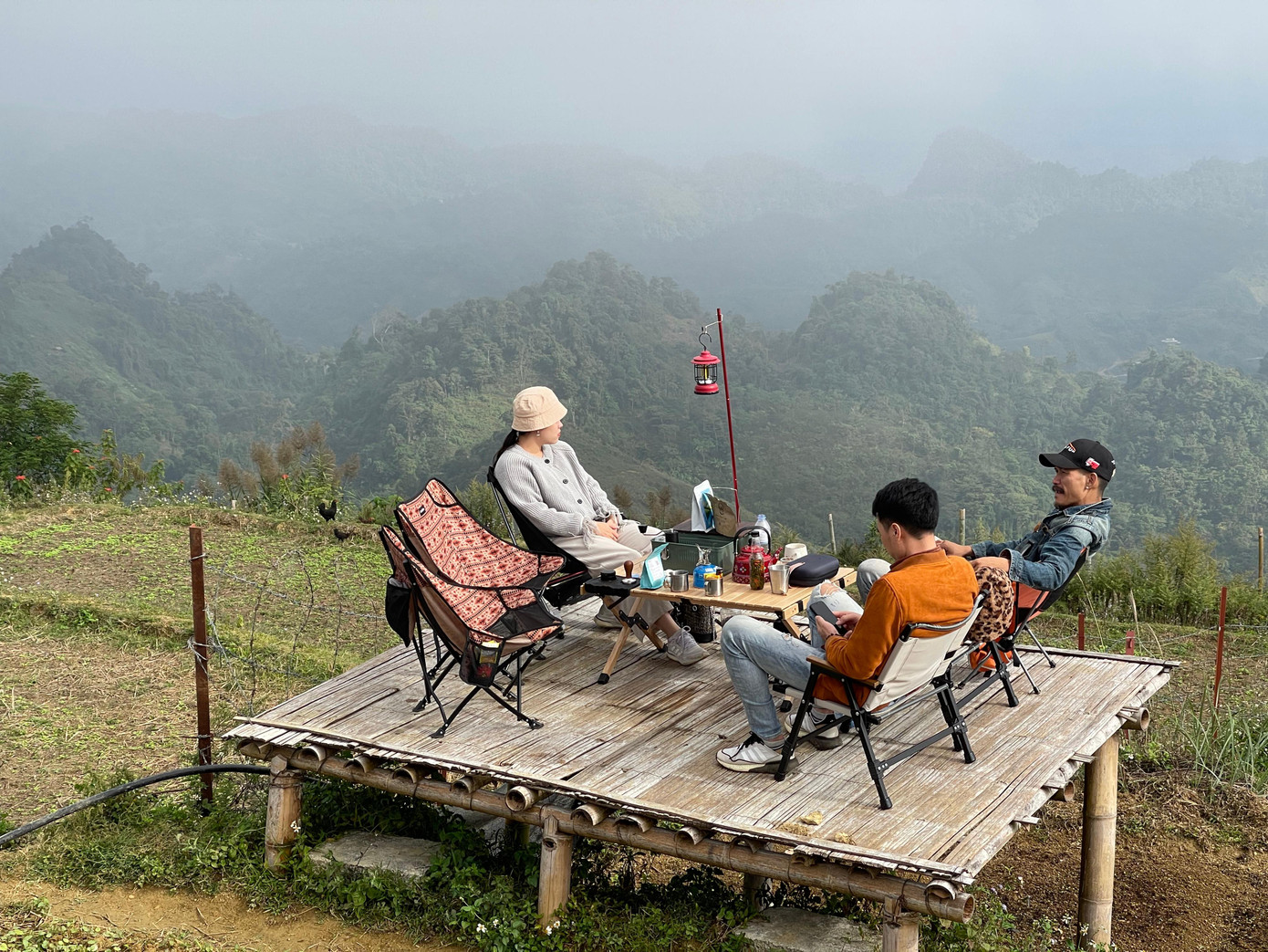 Cùng nhau dậy từ tờ mờ sớm, sẵn sàng đón bình minh trên núi.