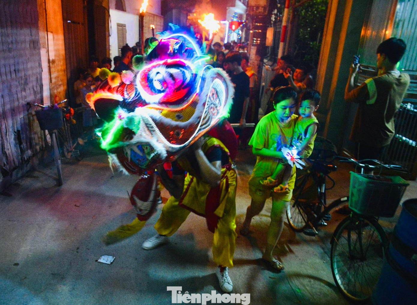 Sau bữa cơm tối của các gia đình cũng là lúc tiếng trống hội vang lên khắp ngõ xóm. Người lớn, trẻ nhỏ cùng nhau tập trung tại đình làng để xem đội lân biểu diễn.