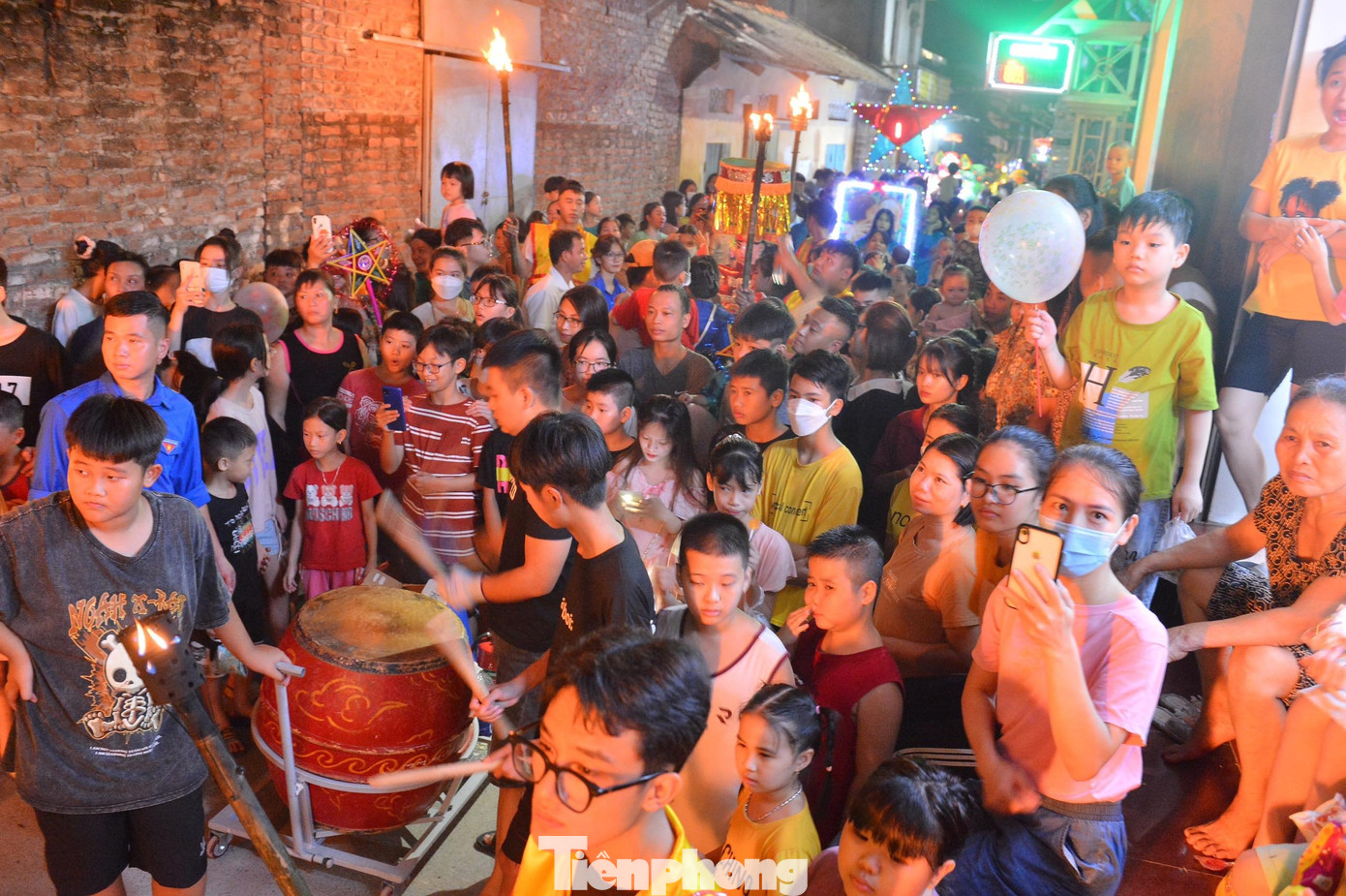 Tại thôn Cao Hạ, Trung thu luôn đến sớm hơn những nơi khác, bởi liên tục 3 ngày trước Rằm Trung thu, đội lân biểu diễn những tiết mục vô cùng độc đáo.