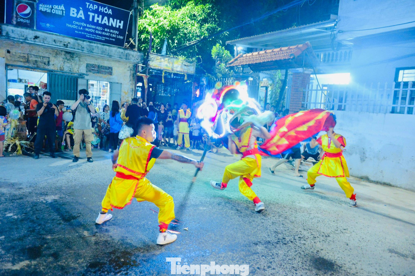 Múa lân, thổi lửa từ lâu đã là một nét văn hoá đặc sắc của thôn Cao Hạ, là một trong những hoạt động vui Tết Trung thu vô cùng độc đáo của làng quê vùng ven đô Hà Nội này.