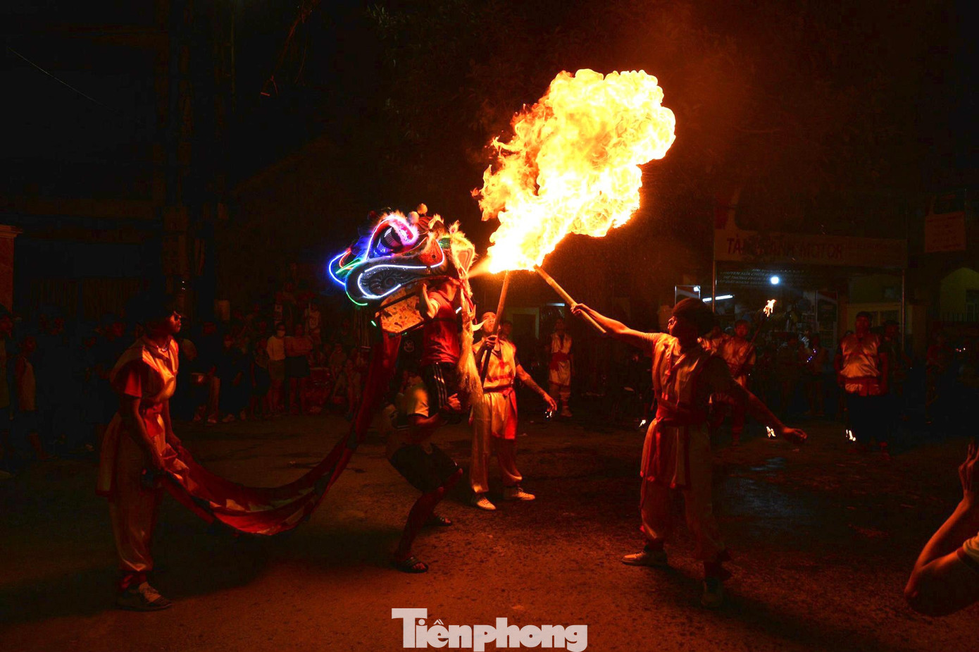 Độc đáo nhất trong tiết mục múa lân là phần thổi lửa. Những người thực hiện động tác nguy hiểm này đều được tập luyện một cách kỹ lưỡng nhiều ngày trước đó.