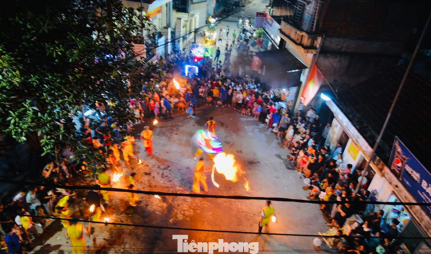 Người dân trong làng thích thú xem các màn múa lân, thổi lửa vô cùng độc đáo.