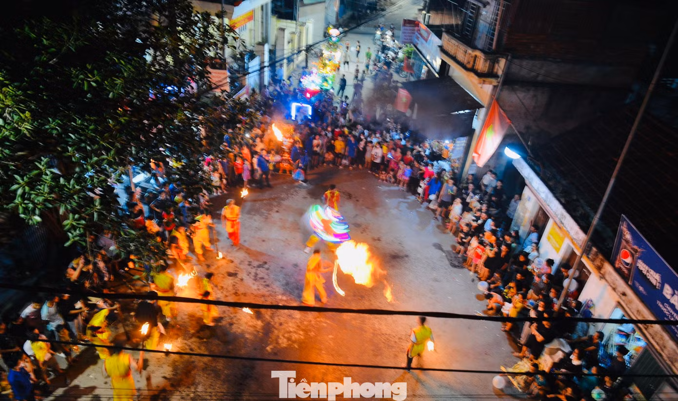Người dân trong làng thích thú xem các màn múa lân, thổi lửa vô cùng độc đáo.