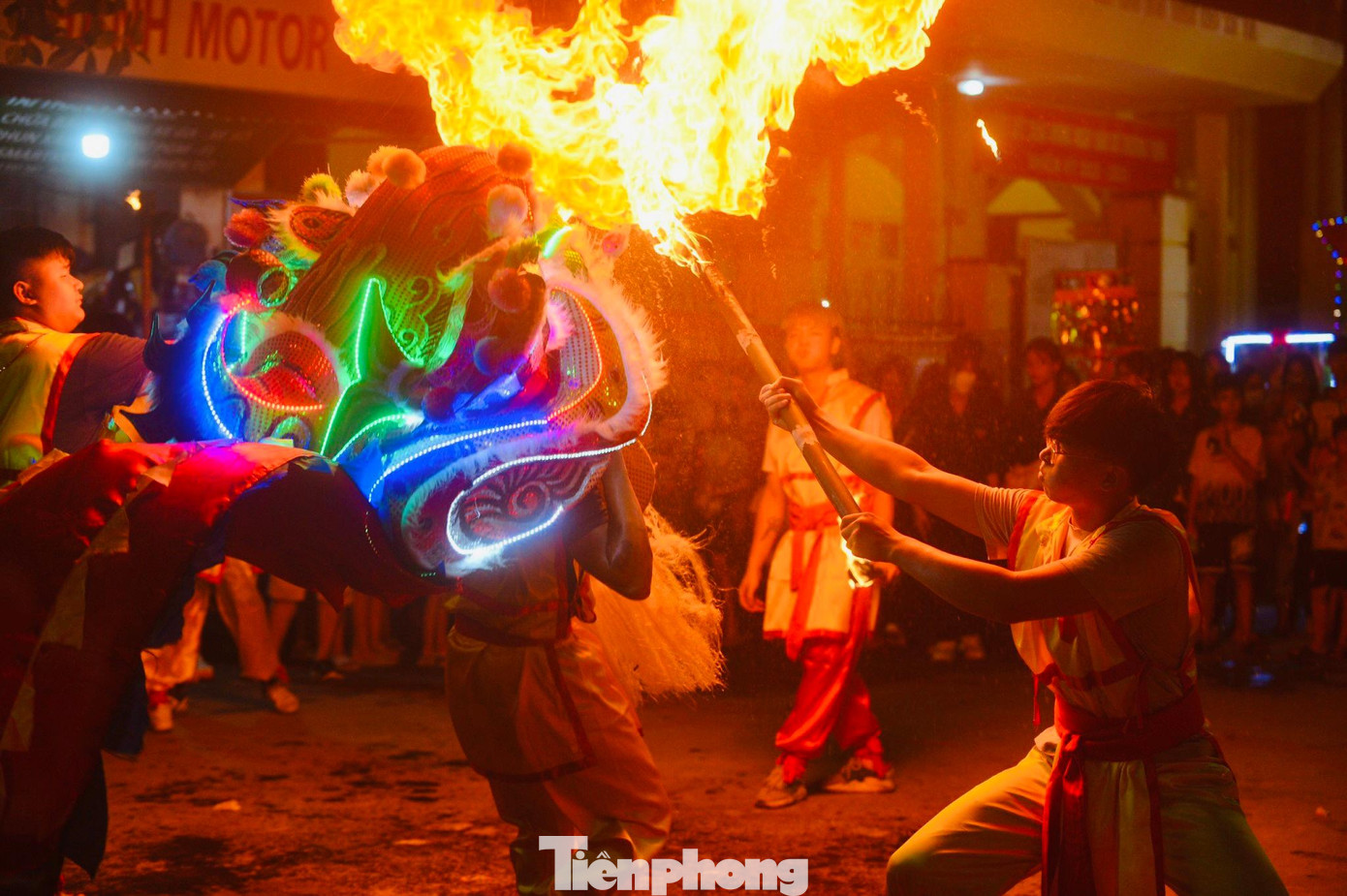 Đã thành thông lệ, cứ đến dịp Trung thu, đoàn thanh niên của thôn Cao Hạ sẽ chọn khoảng 20 người để thành lập đội múa lân phục vụ cả làng.