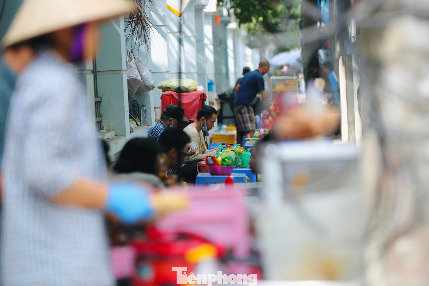 Thành điểm kinh doanh, bán hàng ăn uống rất đông đúc, nhộn nhịp.