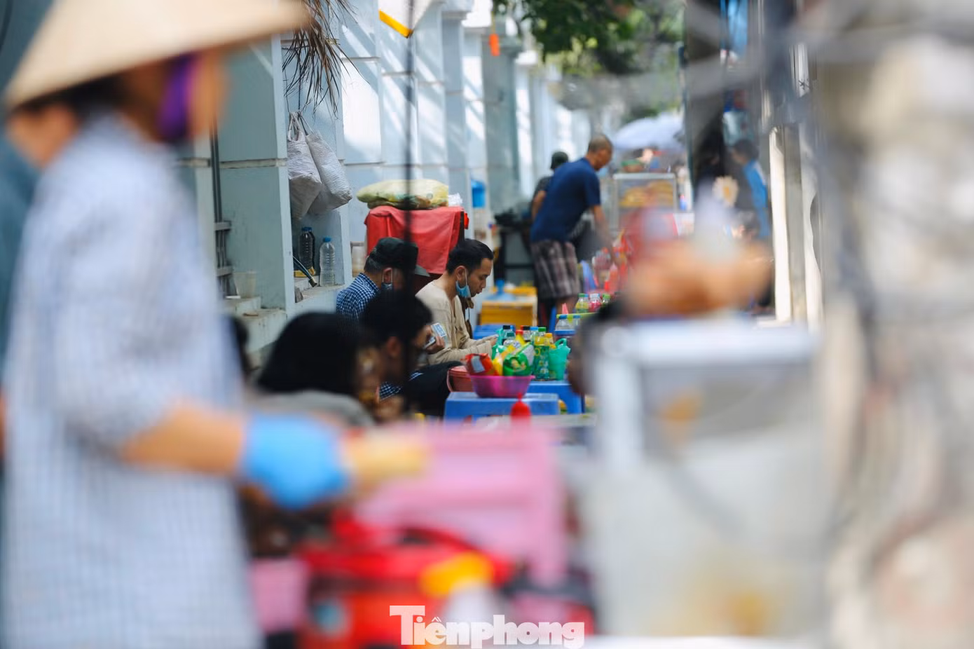 Thành điểm kinh doanh, bán hàng ăn uống rất đông đúc, nhộn nhịp.