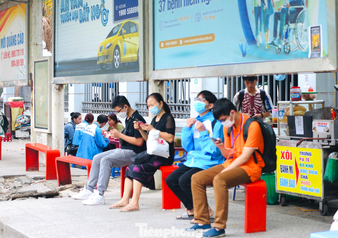 Nhà chờ xe buýt nằm đối diện Đại học Giao thông Vận tải cũng bị quán nước lấn chiếm...