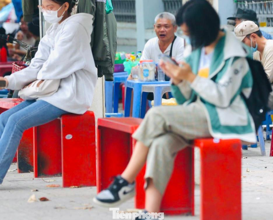 Khách chờ xe buýt ngồi sát hàng quán khiến một số người dân thấp thỏm vì sợ kẻ xấu lợi dụng đông đúc trà trộn móc túi....