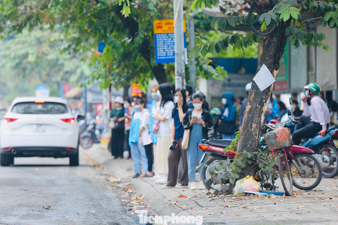 Nhiều điểm chờ xe buýt biến thành điểm tập kết xe ôm, xe công nghệ...