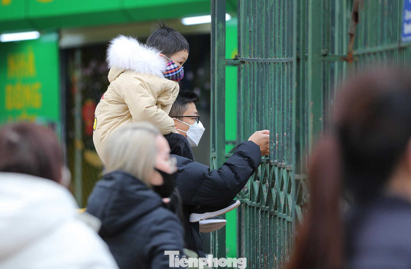 Rất nhiều bạn nhỏ lần đầu được bố mẹ đưa đi đến công viên Thủ Lệ tham quan nên rất háo hức khám phá thêm những điều mới lạ từ thế giới động vật.