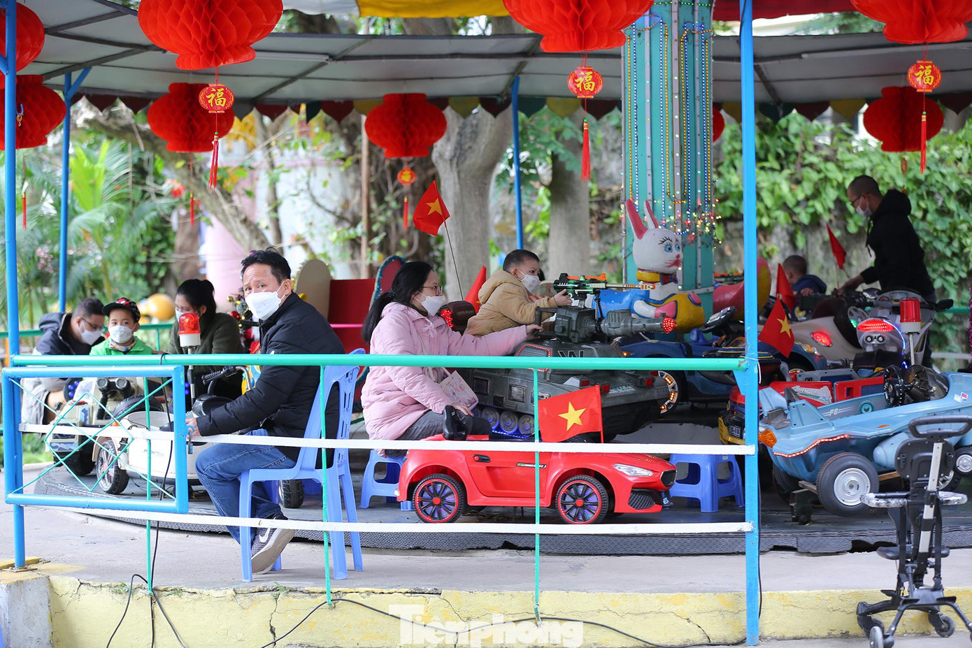 Những khu vui chơi như thế này luôn níu chân các bạn nhỏ.