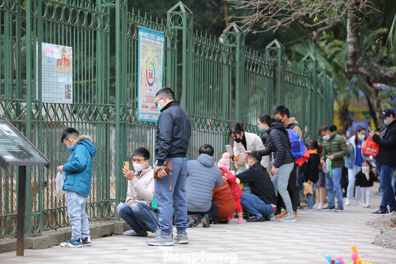 Khu vực các chuồng thú luôn thu hút đông đảo các em nhỏ và các bậc phụ huynh lui tới tham quan.