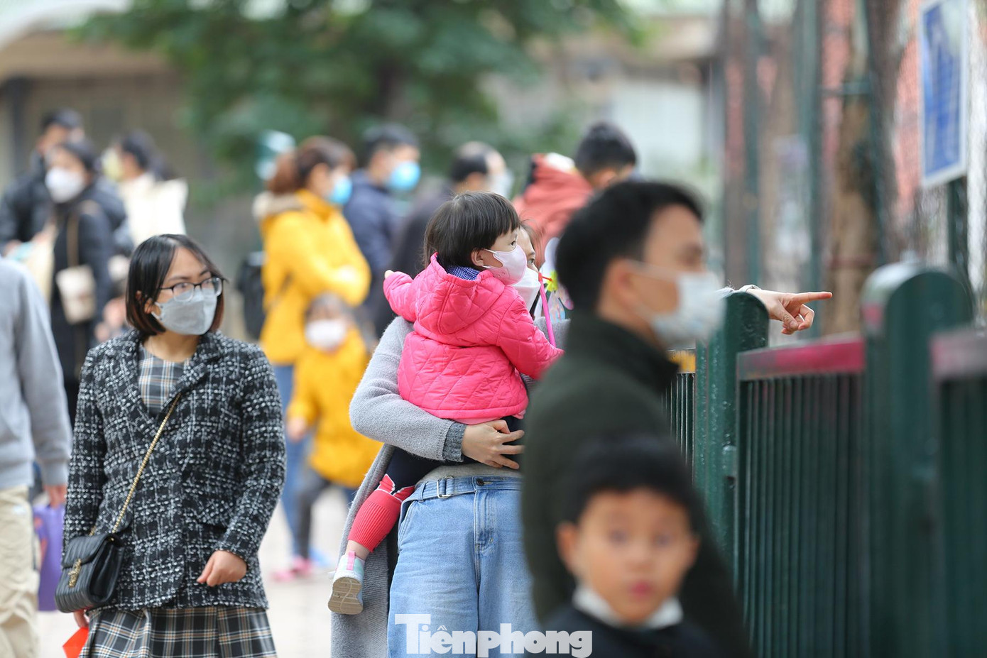 Phía bên trong công viên, dòng người đi lại tấp nập tham quan vườn thú giữa tiết trời giá lạnh.