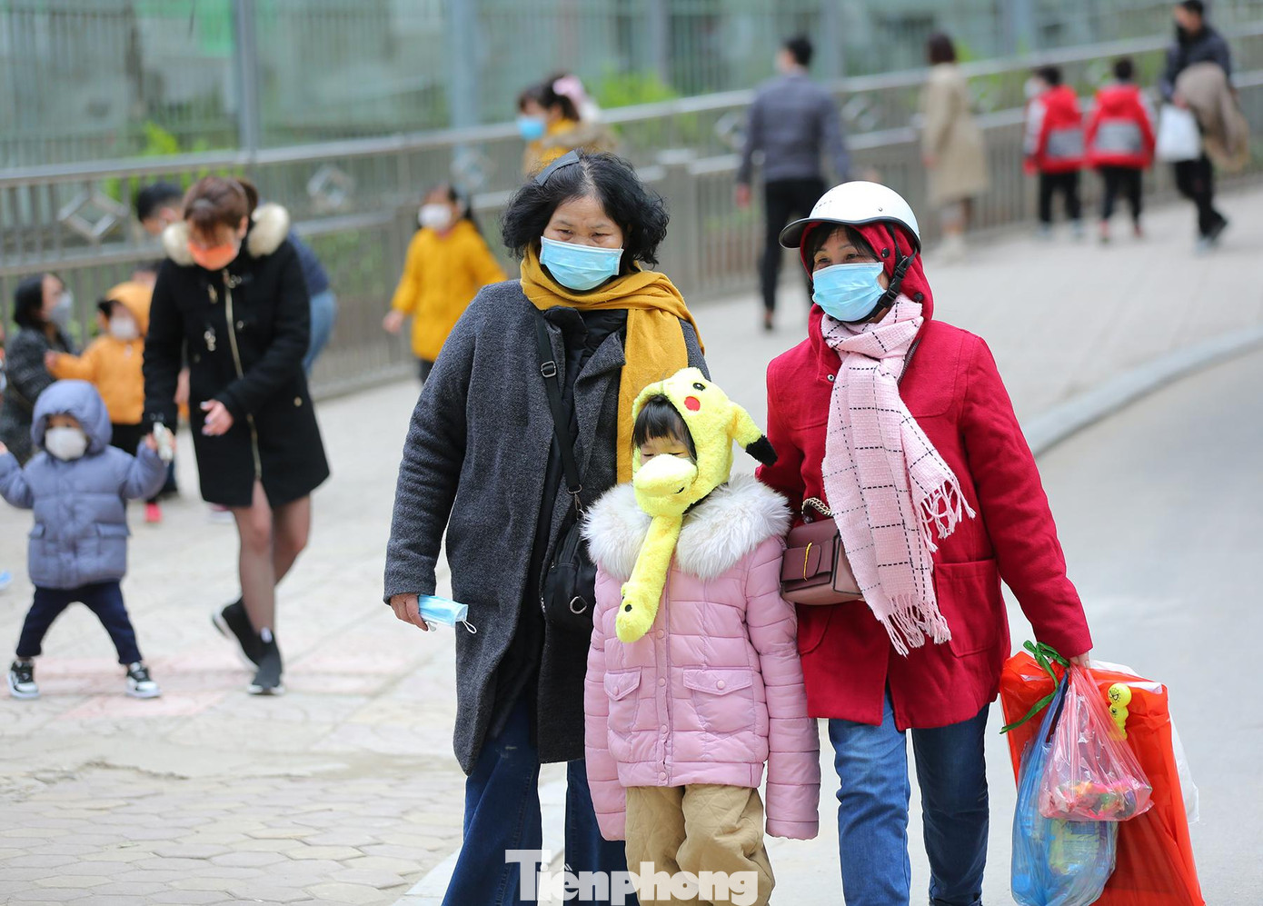 Nhiệt độ ngoài trời hôm nay ghi nhận xuống khá thấp, các gia đình đều trang bị áo ấm mũ và và găng tay khi đi tham quan trong công viên.