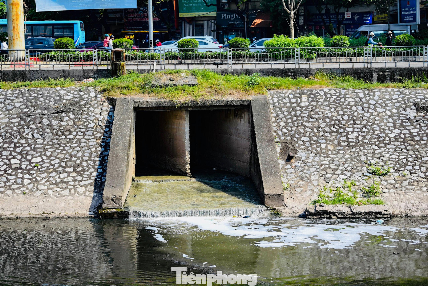 Tình trạng ô nhiễm môi trường nghiêm trọng tại sông Tô Lịch đã diễn ra từ hơn hai chục năm qua với hơn 300 cống xả thải xả trực tiếp xuống lòng sông Tô Lịch mỗi ngày.