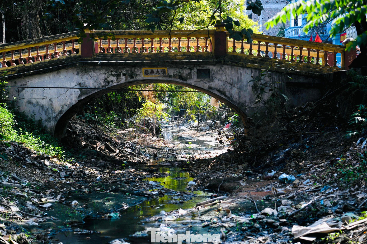 Hiện trên lưu vực sông Nhuệ - sông Đáy có khoảng 2.521 nguồn thải, trong đó, 1.672 nguồn thải từ cơ sở sản xuất, kinh doanh; 126 nguồn thải từ khu công nghiệp, cụm công nghiệp; 137 nguồn thải từ các cơ sở y tế (bệnh viện), 586 làng nghề.