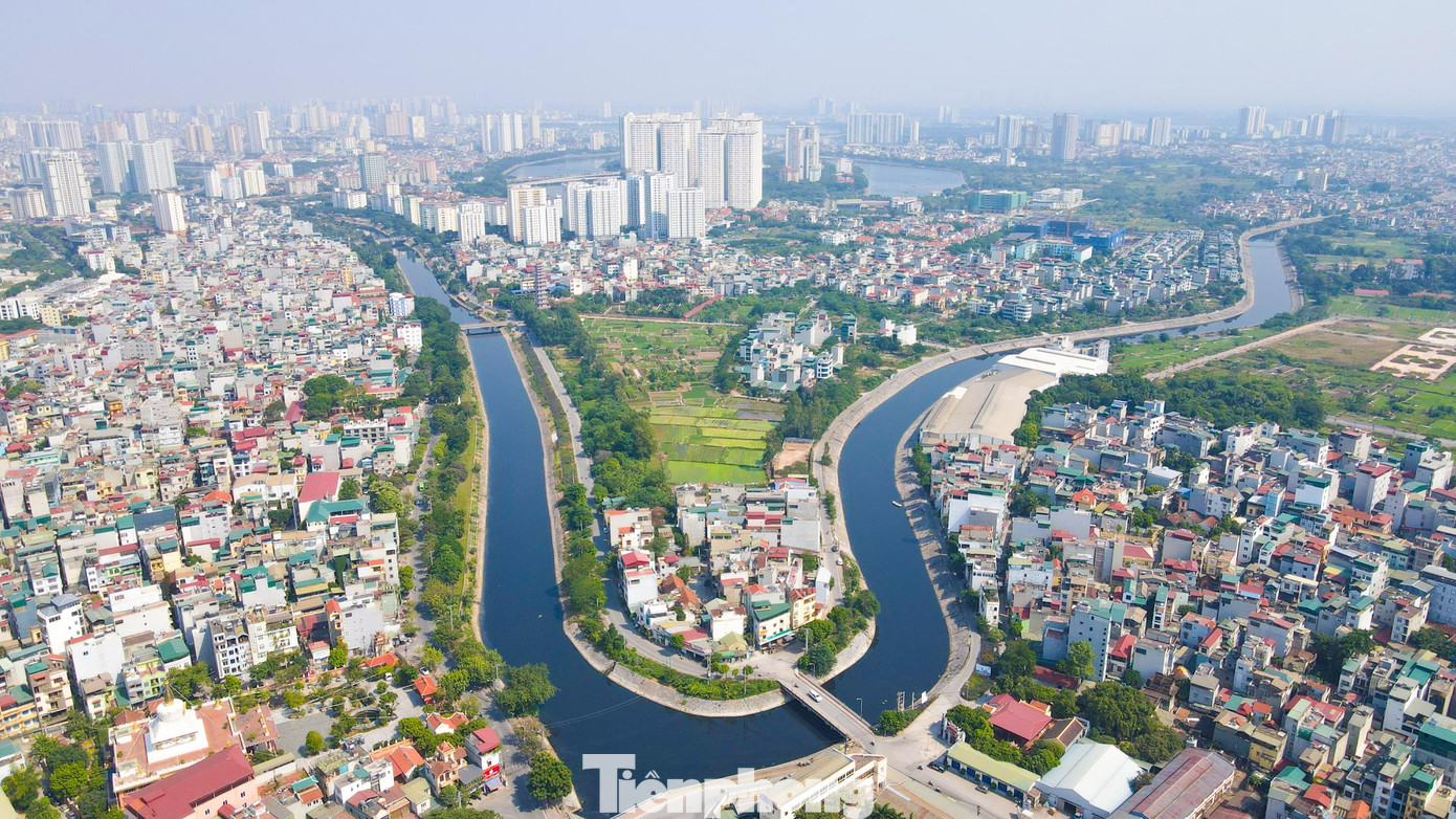 Sông Tô Lịch từ lâu được biết đến với con sông có mức độ ô nhiễm nặng nề nhất ở Thủ đô với chiều dài 14,6 km, chảy qua 6 quận, huyện: Ba Đình, Cầu Giấy, Đống Đa, Thanh Xuân, Hoàng Mai, Thanh Trì.