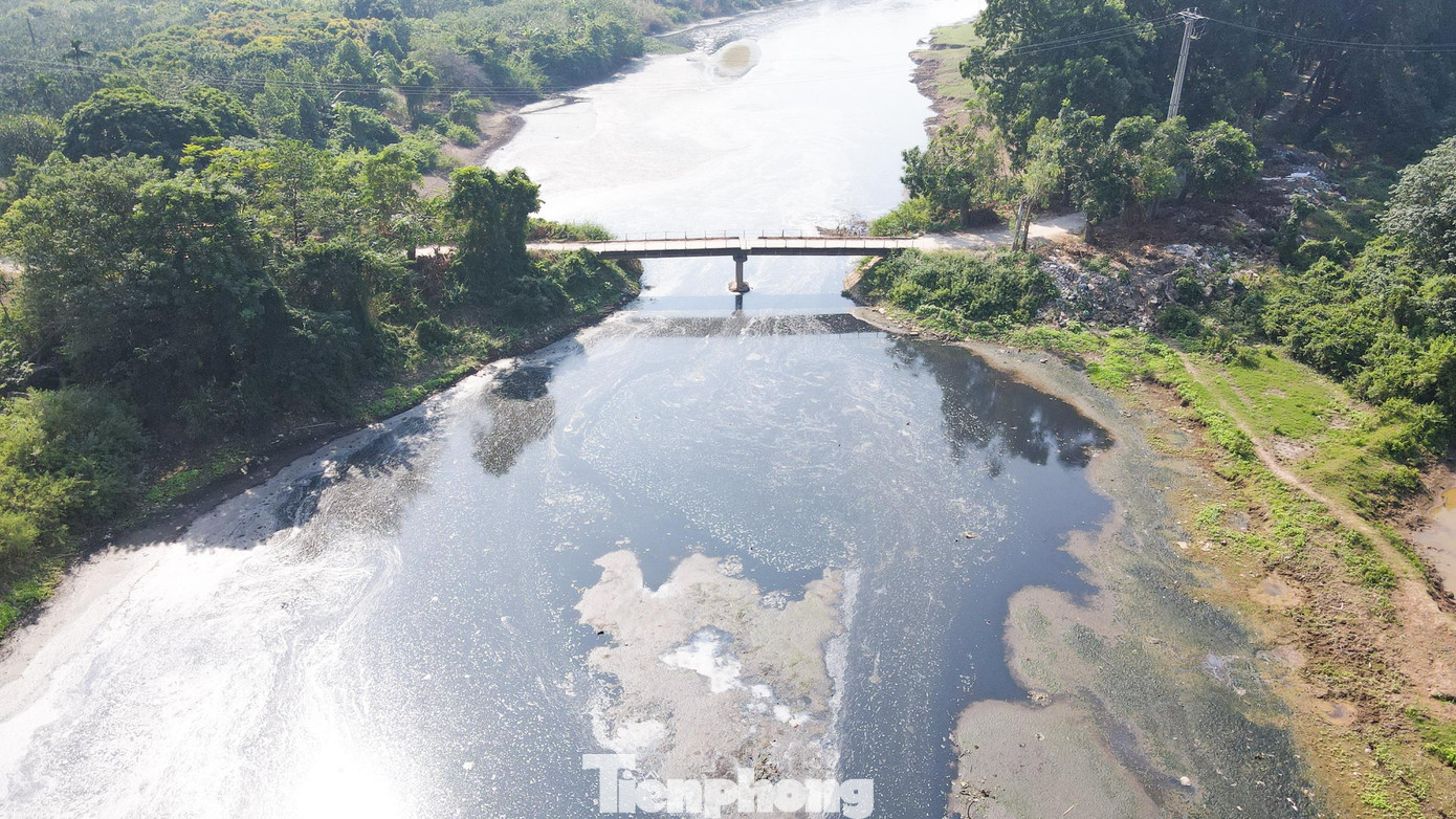 Tại sông Đáy (đoạn chảy qua khu vực huyện Hoài Đức) từ lâu nơi đã trở thành dòng sông chết với tình trạng ô nhiễm nặng.