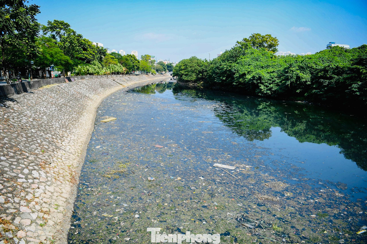 Mỗi ngày dòng sông này nhận hơn 150.000 m³ nước thải sinh hoạt và nước thải công nghiệp chưa qua xử lý, đổ thẳng xuống dòng sông.
