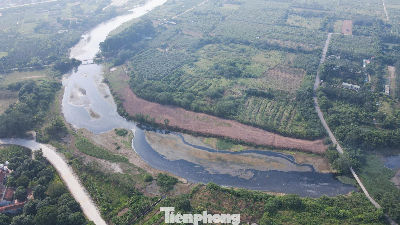 Mới đây, Bí thư Thành ủy Hà Nội Đinh Tiến Dũng đã chỉ đạo các sở, ngành, cơ quan, đơn vị, địa phương của thành phố khẩn trương rà soát, đánh giá, cần sớm có giải pháp nạo vét, khơi thông, xử lý ô nhiễm nguồn nước.