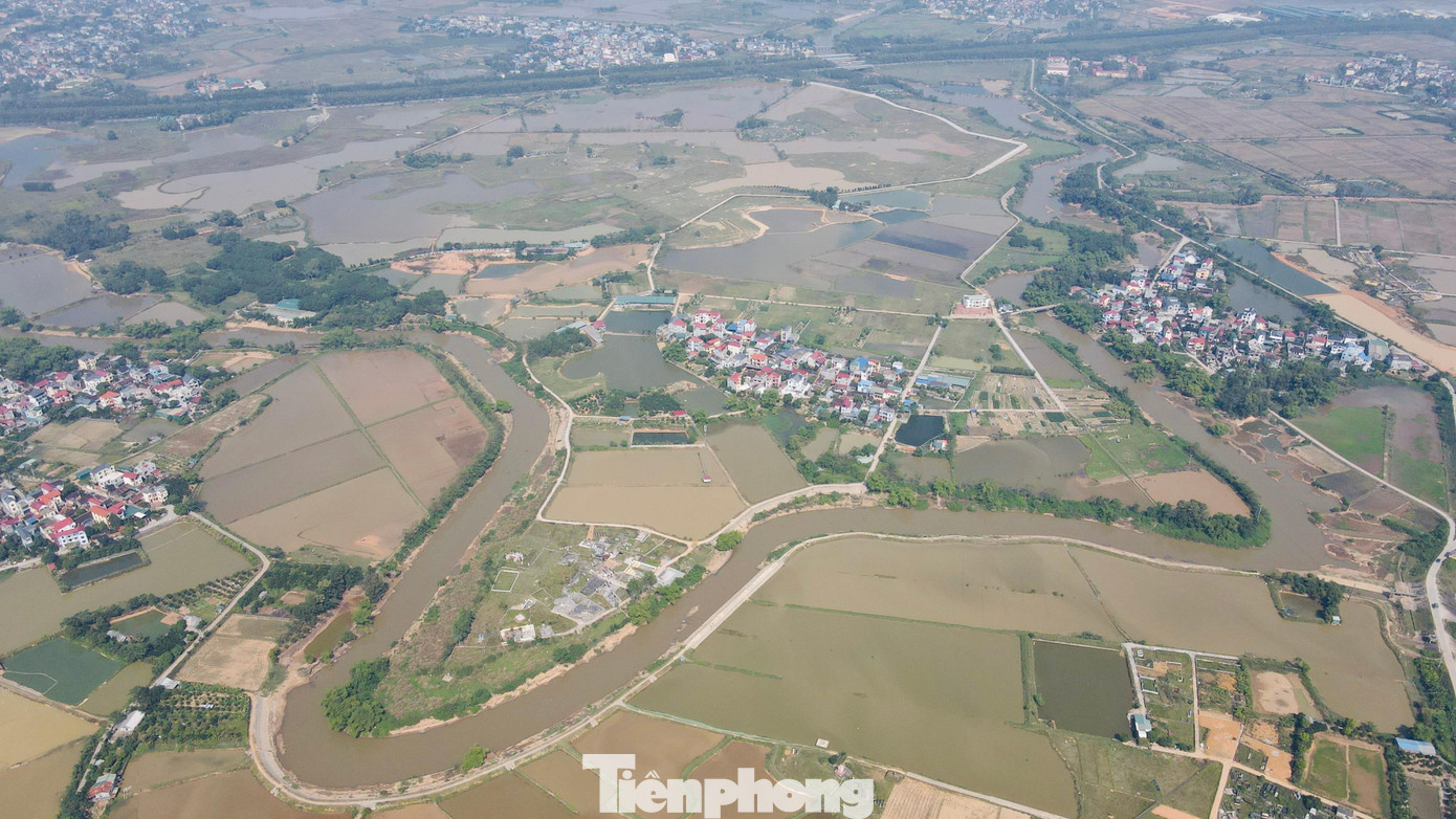 Dòng sông thứ 4 cần hồi sinh là sông Tích đoạn chảy qua xã Liệp Tuyết (huyện Quốc Oai), tình trạng ô nhiễm tại đây ghi nhận không quá nặng nề như các con sông trên, tuy nhiên khẩu độ ngày càng bị thu hẹp dần.