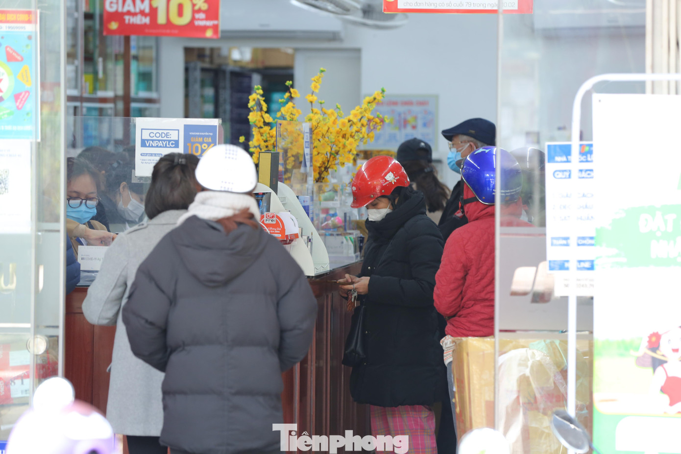 Từ chiều ngày 23/2, 500 nhà thuốc thuộc hệ thống FPT Long Châu đã chính thức mở bán thuốc trị COVID, chứa hoạt chất monulpiravir chính hãng cho bệnh nhân F0 điều trị tại nhà và có chỉ định bác sĩ với giá chỉ 250.000đ cho một liệu trình ở 63 tỉnh thành toàn quốc.