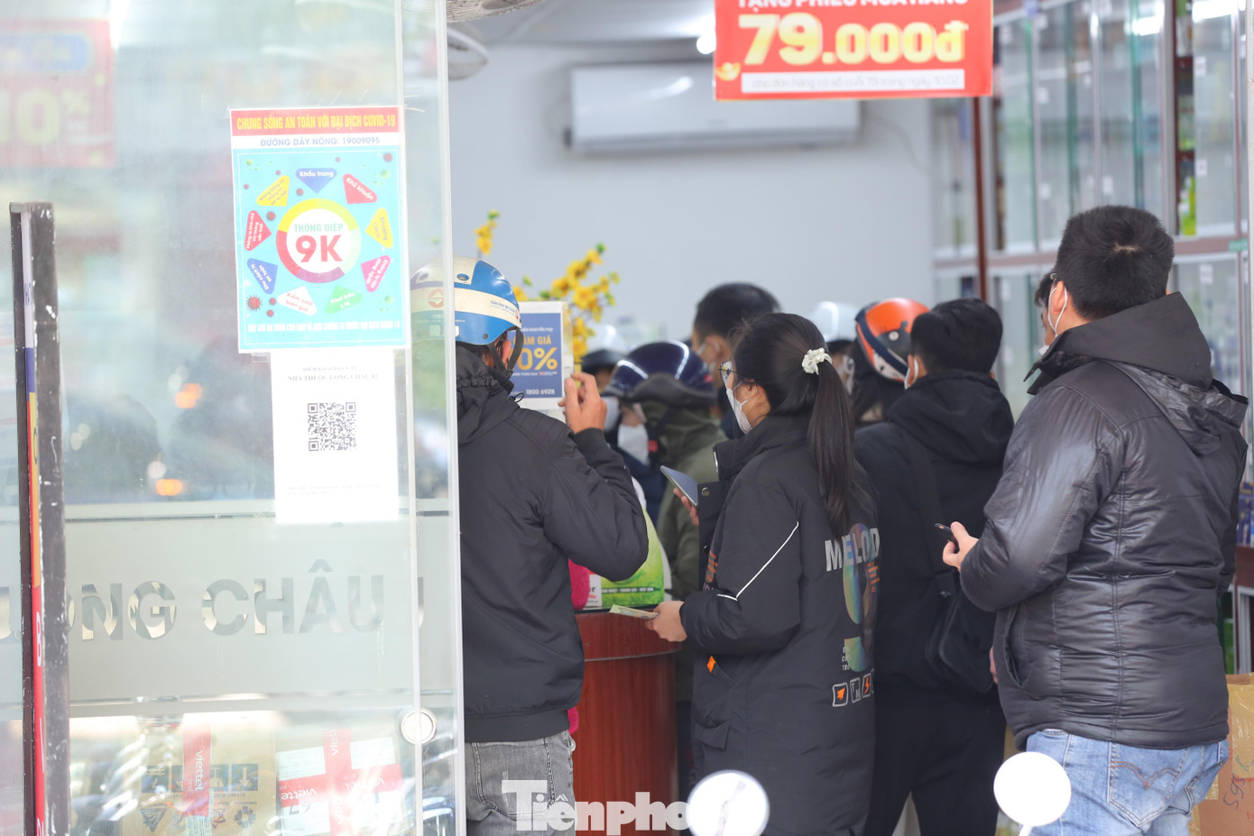 Chiều ngày 23 tháng 2 năm 2022, ngay sau khi có hướng dẫn bán thuốc từ Bộ Y tế, hệ thống nhà thuốc FPT Long Châu đã chính thức mở bán thuốc kháng virus, điều trị COVID-19.