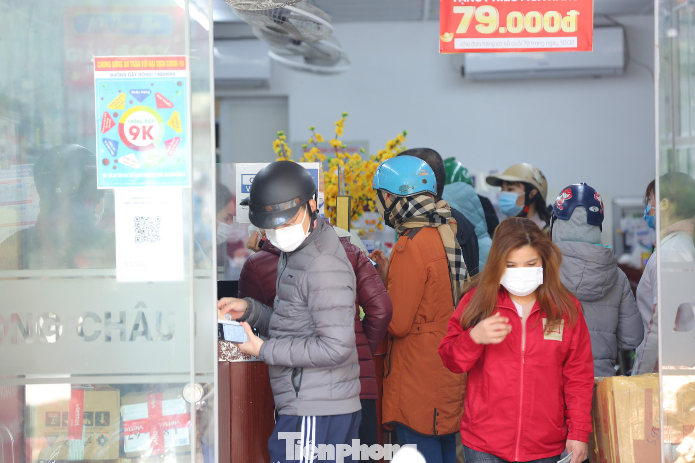 Ghi nhận trong sáng này, rất đông người dân đã phải quay đầu ra về vì không có chỉ định và đơn thuốc của bác sĩ.