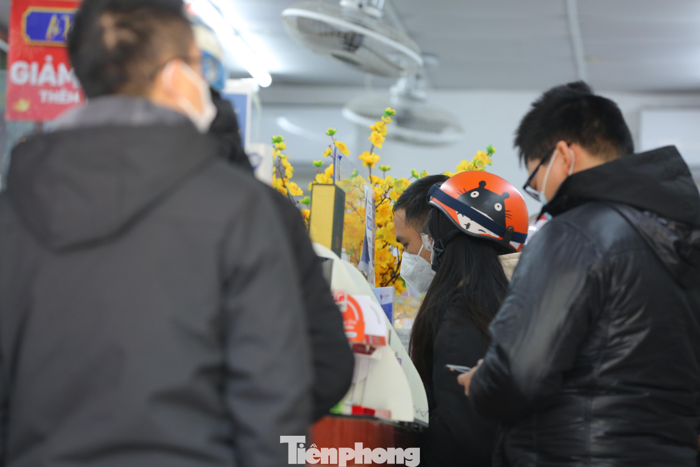 Ghi nhận chỉ trong khoảng 1h đồng hồ sáng nay tại nhà thuốc, có hàng chục trường hợp đã phải ngậm ngùi ra về không mua được thuốc vì thiếu chỉ định của bác sĩ.