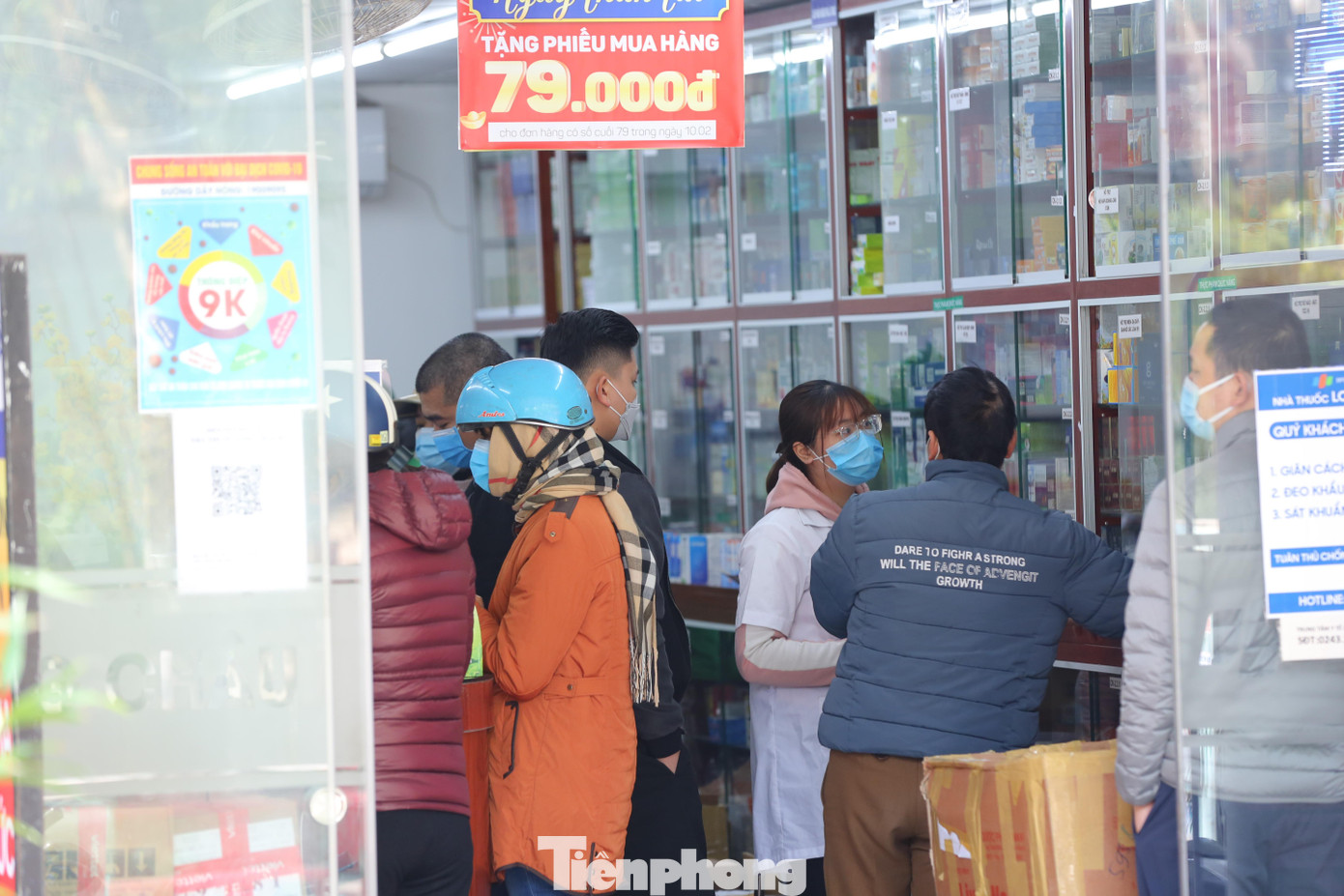 Các nhân viên nhà thuốc hướng dẫn về quy định phải có đơn thuốc và chỉ định của bác sĩ cho các khách hàng muốn mua.